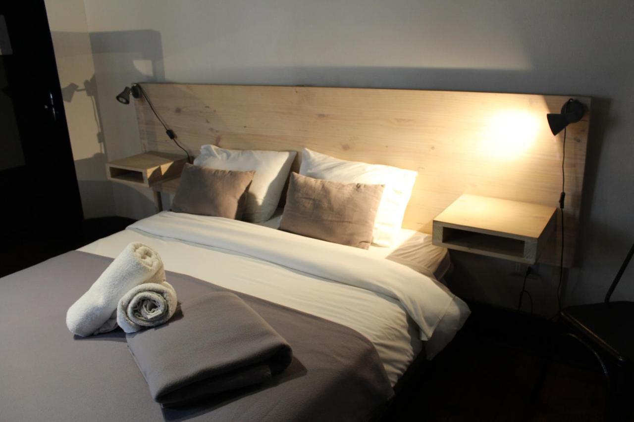 Quarto com Cama Queen-size e Banheiro Compartilhado